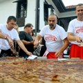 Novi rekord na Roštiljijadi u Leskovcu, napravljena pljeskavica od 80 kilograma