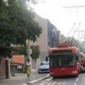 Nesvakidašnji udes u centru Beograda: Motorom se zakucao u trolejbus, pa se odbio i udario u auto (foto)
