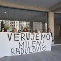 „Verujemo Mileni Radulović“: Podrška aktivistkinja glumici pred suđenje Miroslavu Aleksiću