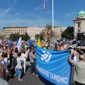 Protest prosvetnih radnika: Okupljeni napustili plato ispred Skupštine Srbije, krenuli ka zgradi Vlade, blokirana Ulica kneza…