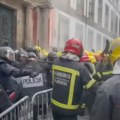 Opšta tuča policije i vatrogasaca u Španiji: Hteli da upadnu u zgradu Pokrajinskog veća, nastao haos (video)