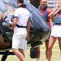 Novak uživao na plaži sa Olgom i ekipom, pa leteo helikopterom: Srbiju će oduševiti detalj na njegovoj majici