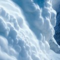 Snežna lavina zatrpala ljude u Austriji Situacija opasna za spasioce, u potragu uključeni i helikopteri