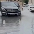 Alarmantno stanje u Dubaiju: Kiša neprestano pada, ulice poplavljene, a stanovništvo u strahu da se ne desi isti scenario…