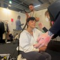 (Video) Kika do pola leđa i uvijanje pramenova: Snimak Teya Dore iz bekstejdža: Spremna za veliku scenu Evrovizije 2024