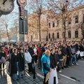 PAMETNIJI VIŠE NE POPUŠTA – PORUČILI SREDNJOŠKOLCI TREĆEG DANA PROTESTA I PODRŠKE STUDENTIMA