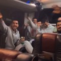 VIDEO Ludo slavlje igrača Zvezde u autobusu: Uz pivo pevali čuveni hit, heroj finala sve snimio