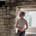 Obično renoviranje pretvorilo se u horor: Mladi par šokiran onim što su pronašli u zidovima kuće stare 500 godina