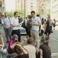 Zadržavanje za pet osoba zbog napada na Miloša Pavlovića: Okupljeni ispred "29. novembra" najavljuju radikalizaciju