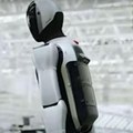 Kina predstavila prvi humanoidni robot na svetu koji menja svoju bateriju