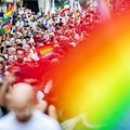 „Učinimo Ameriku ponovo gej“: Hiljade ljudi na Maršu ponosa u Amsterdamu