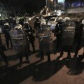 AP: Posle nereda populistički lider Srbije obećao oštar odgovor demonstrantima