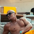 Isklesani trbušnjaci u šestoj deceniji: Skinuo se muzičar: Ljudi ne veruju koliko godina ima (Foto)
