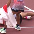 ВИДЕО Драма на Светском првенству: Повраћао, па се срушио на земљу – одмах реаговала хитна помоћ