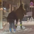 (Video) Beograd zavejan, oni skijaju po ulicama: Opasan trend: "Na Karaburmi kao na Alpima, Dedinje urbani Kopaonik"