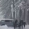(Video) Moderan kombi, ali ništa bez pravih konja! Na zavejanom Zlatiboru samo je zaprega mogla da pomogne ovom vozaču