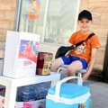 Dok se druga deca igraju, Nikola stoji na 30+ stepeni iz jednog razloga: Evo kako i vi možete da mu pomognete