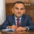 Gradonačelnik svih građana ili članova SNS-A? Zašto Simo Salapura uporno beži od novinara i pitanja javnosti? Simo i njegov…