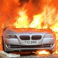 Neredi u Belfastu posle napada nožem: Zapaljene kuće, automobili i autobus