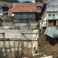 Urušio se potporni zid na gradilištu, povukao i deo porodične kuće: Dramatično jutro u Novom Pazaru