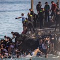 Hiljade migranata preplivalo granicu između Maroka i Španije – najmanje 18 se utopilo, raspoređena vojska u Seuti