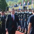 "Ma šta nas briga, neka kmeče" Jedan sasvim neobično običan dan na Kninskoj tvrđavi ili kako se to mir gradi iz spaljenih…
