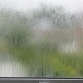 Prozor u kupatilu vam se stalno magli? Stavite ovo na staklo pre tuširanja i rešite se dosadnog problema