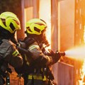 Evo šta je zapalilo stan u Žarkovu: Vatrogasci sprečili veću tragediju, spasili majku i sina i još troje ljudi!