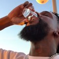"Momče mlado, ne radi se to tako" Stranac prvi put probao rakiju, a zbog njegove reakcije Srbi plaču od smeha (video)