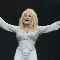 Doli Parton je snimila pesmu koja će biti objavljena 2046, na njen 100. rođendan: Numera je zaključana u vremenskoj kapsuli