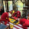 POKAZNA VEŽBA NA SAVI: Vatrogasci-spasioci gasili „požar“ na splavu i spasavali ugrožene