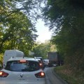 Drama na Iriškom vencu! Otkačila se prikolica, pa napravila pravu pometnju: Vozila nepomično stoje
