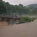 Situacija kritična, pogoršava se iz sata u sat Katastrofalne bujčine poplave u Brusu, voda nosi sve pred sobom! (video)