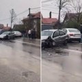 Teška saobraćajna nesreća u Odžacima kod Trstenika! Automobili smrskani, a delovi rasuti po putu (VIDEO)