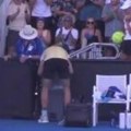 Бизарно! Шок сцена у Мелбурну - тенисер се руковао на мрежи, па отрчао до канте да се исповраћа! Публика остала у неверици…