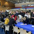 Više stotina građana pristiglo ispred Sportske hale u severnoj Mitrovici: U toku potpisivanje peticije za smenu…