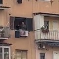 Ovo je napadač iz Italije Ubio ženu, nišanio prolaznike, pa zapalio cigaretu na prozoru (foto)