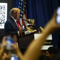 Tramp predstavio svoju novu liniju zlatnih "Donald patika"! Sve su sinoć rasprodate, a cena je prava sitnica (foto)