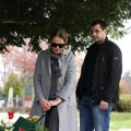 (Foto) ružica Đinđić stigla sa sinom na groblje! Luku niko nije video godinama, a svi se pitaju gde je Zoranova ćerka