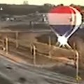 Varničilo na sve strane: Kamera zabeležila jeziv trenutak nesreće - Balon na vruć vazduh udario u dalekovod, putnici se…