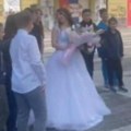 Udali smo razrednu: Dirljiva scena na venčanju! Učenici se pojavili sa buketom, a evo šta je uradila mlada (video)
