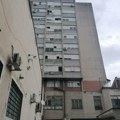 Devojka skočila sa četvrtog sprata u Prokuplju, prevezena u bolnicu: Komšije je zatekle na terasi i pozvale Hitnu pomoć