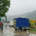 (Video) Nevreme napravilo haos Jaka oluja obarala drveće na putu ka Zlatiboru, intervenisali vatrogasci