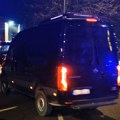 Povređena dvojica policajaca tokom hapšenja! Drama na Vračaru, razbijeno staklo automobila