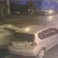 U punoj brzini "odvalio" parkiran auto i pobegao: Užas na Voždovcu na 100 metara od osnovne škole (video)