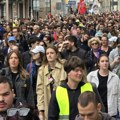 Beogradski studenti i građani u protestnoj šetnji "krugom dvojke" pod sloganom "Pazi koga biraš"