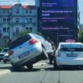 (Video) "A kako to, brate: Moj?" Automobil se popeo na taksi u centru Beograda, ljudi gledaju i ne veruju: "Njutn na aparatima"