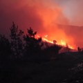 (Video) Ogroman Požar besni u Grčkoj: Vatrena stihija "guta" ostrvo već dva dana: Ogroman broj vatrogasaca na terenu…
