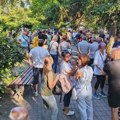 Žandarmerija stigla u Bački Petrovac uoči ponavljanja izložbe fotografija sa protesta