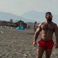 Rođeni brat naše pevačice jedva hoda od mišića: Devojke odlepile na plaži u Ulcinju: "Pločice na stomaku tvrđe od mojih u…